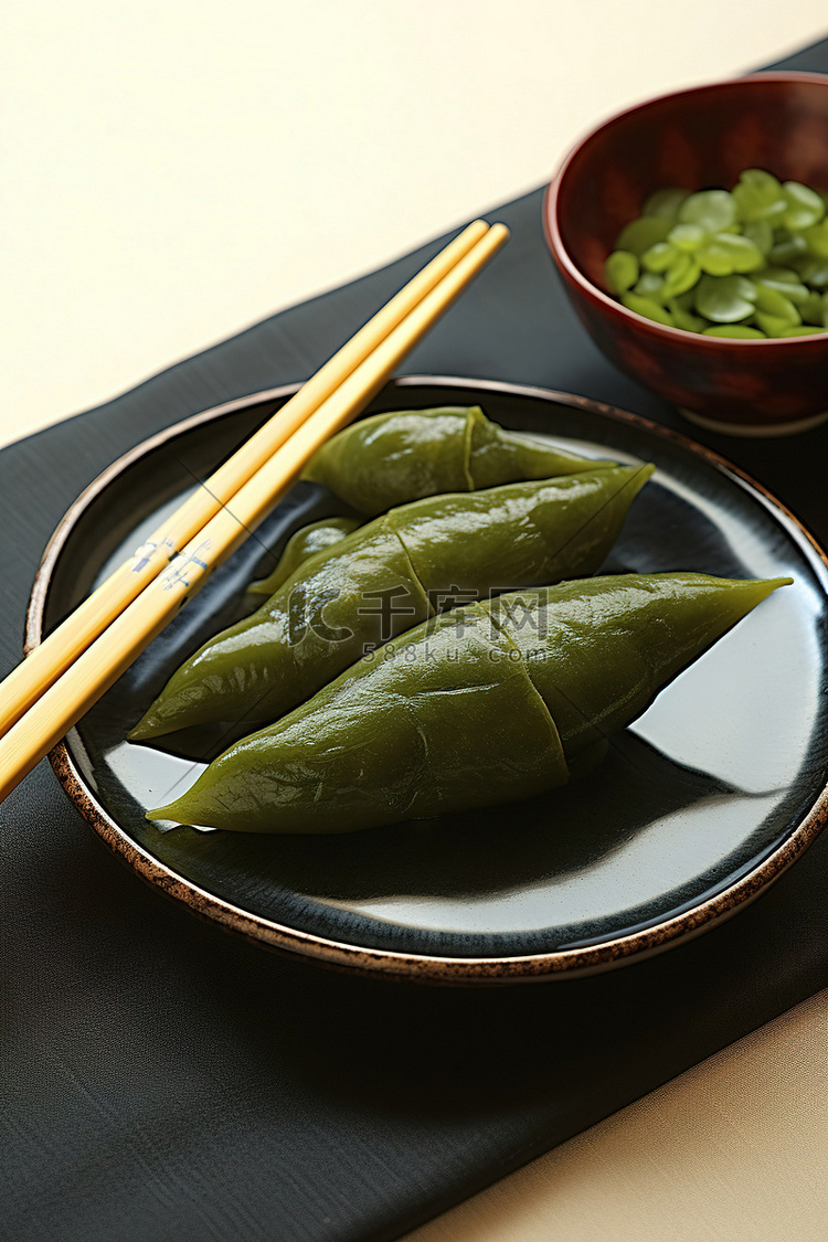 两颗青豆坐在盘子上和两根筷子