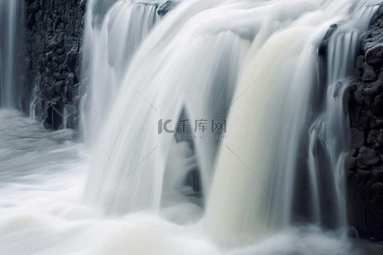 瀑布冲过冰岛的河岸