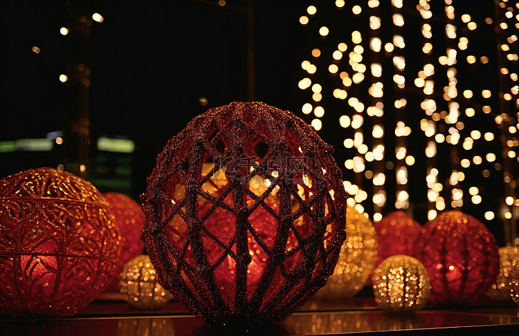 圣诞装饰品和树木在明亮的灯光下