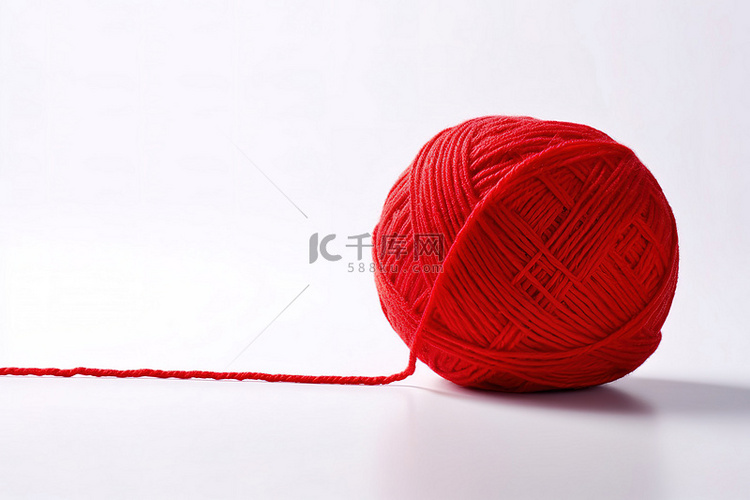 白色表面上的红色纱线球和线