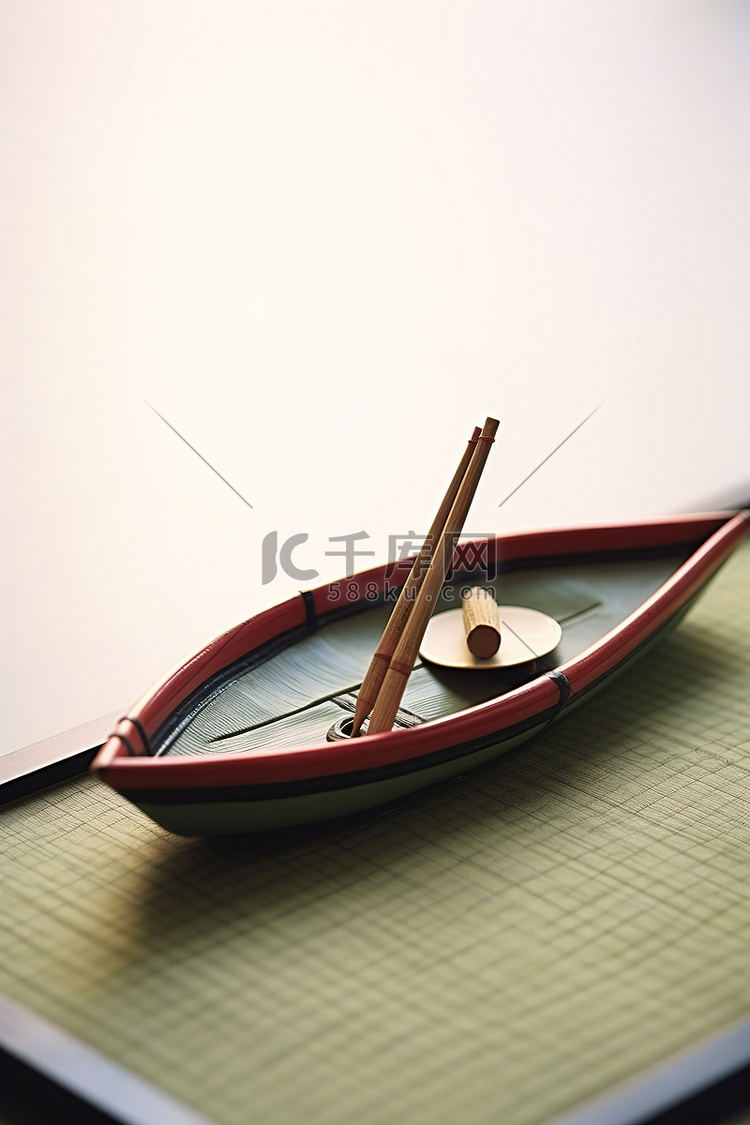 竹托盘上的日本船