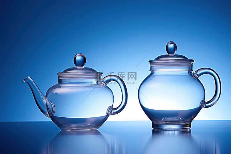 玻璃茶壶和蓝色背景茶壶