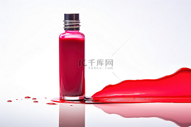 白色背景中透明液体瓶中燃烧的红