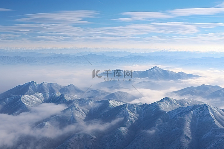 从空中看到白雪皑皑的山峰和山谷