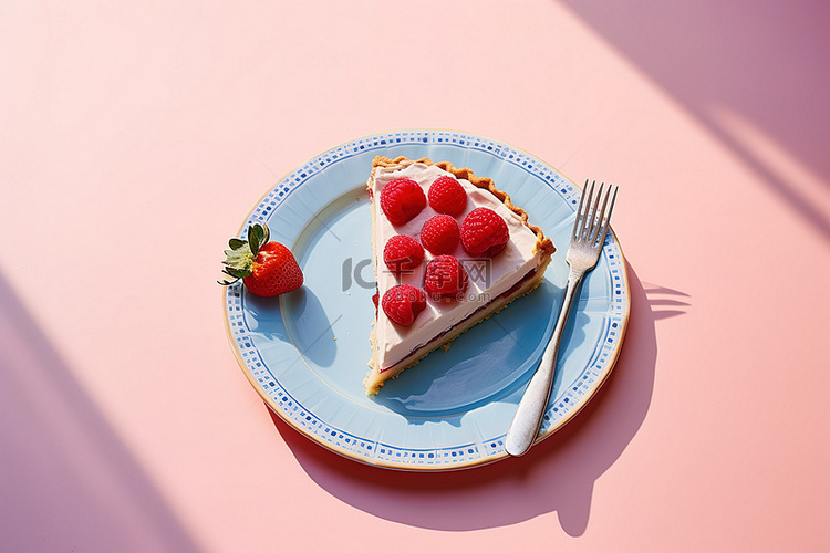 浅粉色盘子背景上的草莓和覆盆子