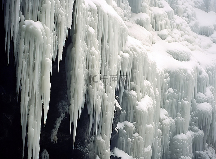 这高高的悬崖上的冰柱都被雪覆盖