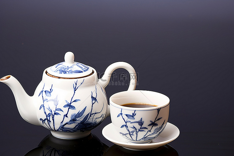棕褐色的中国茶壶，旁边放着一杯
