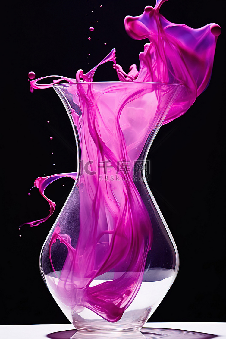 一个装满粉红色水的花瓶
