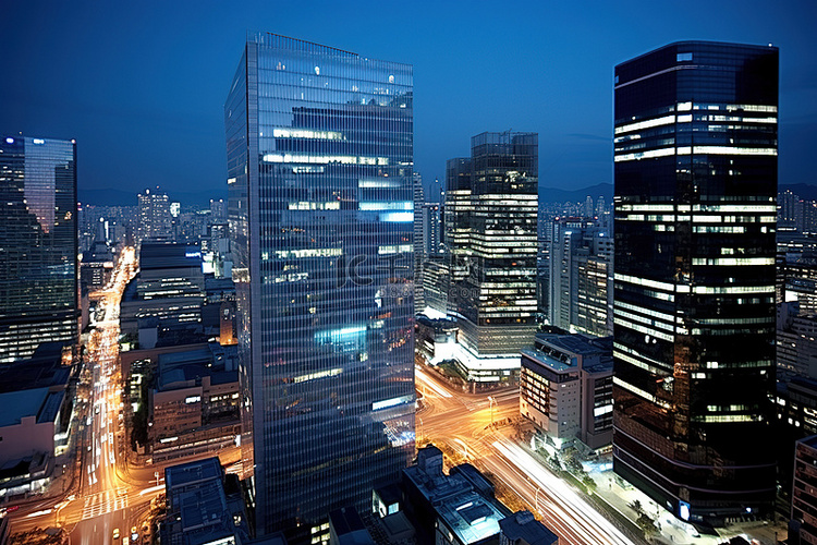 首尔市在晚上与高楼大厦