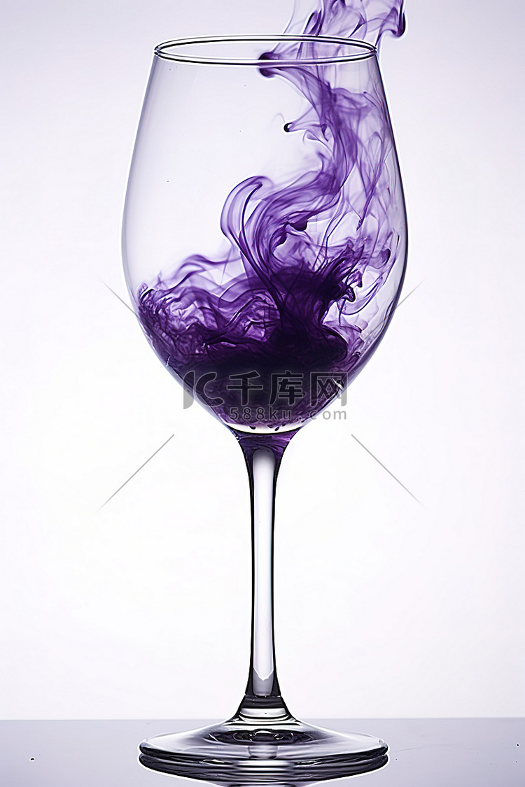 酒杯中的紫色烟雾与液体