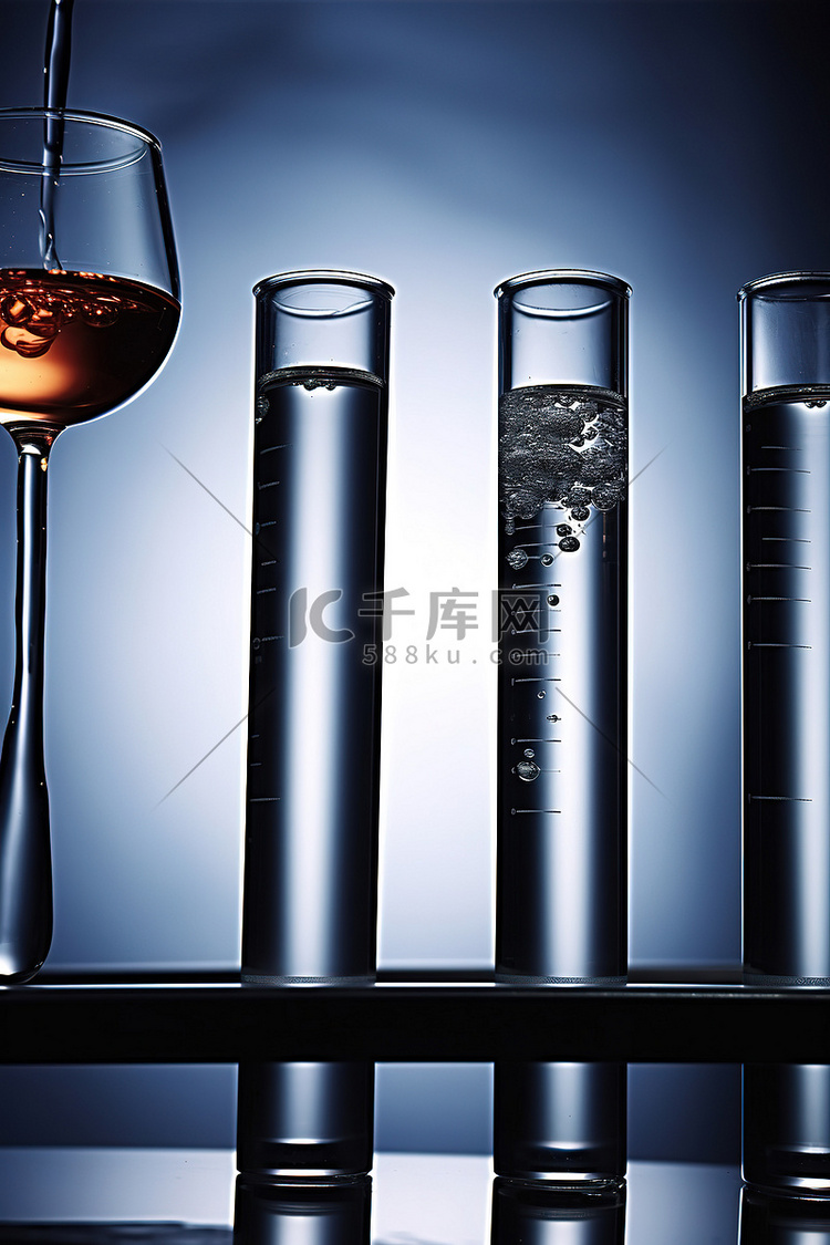 一滴水从一个玻璃杯和另外三个玻