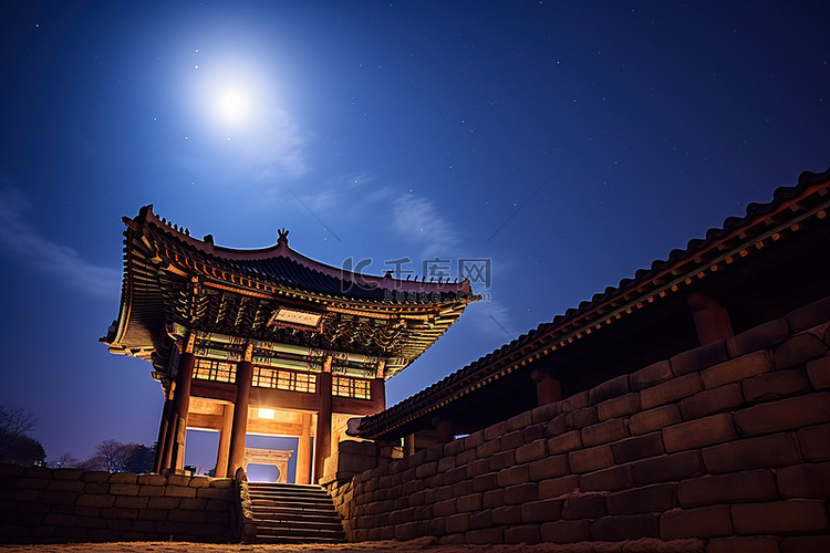 夜晚月亮映衬下的一座古老的韩国