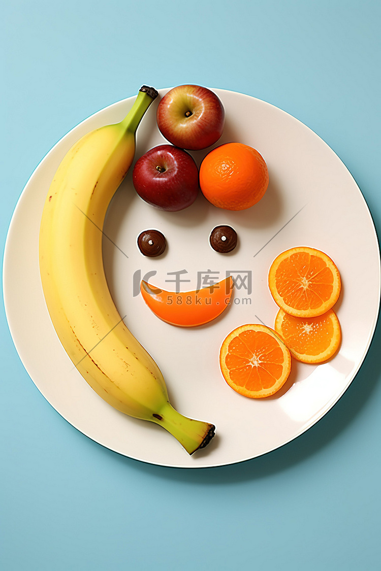 一盘水果，包括香蕉苹果胡萝卜和
