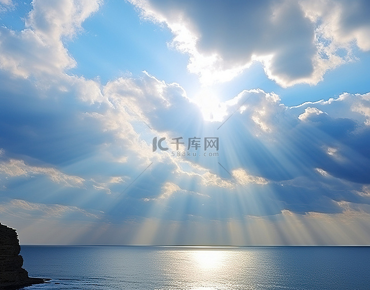 阳光透过海洋附近云层的图像