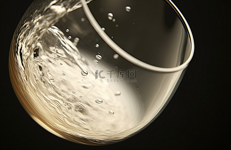 玻璃杯中的水
