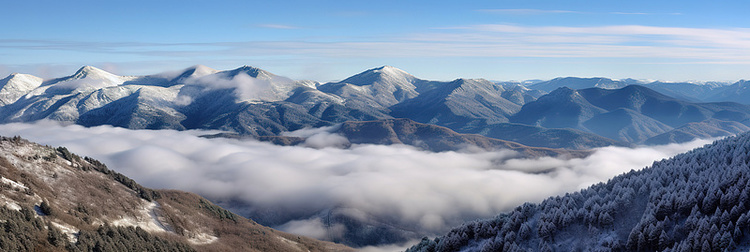 云彩下的雪山