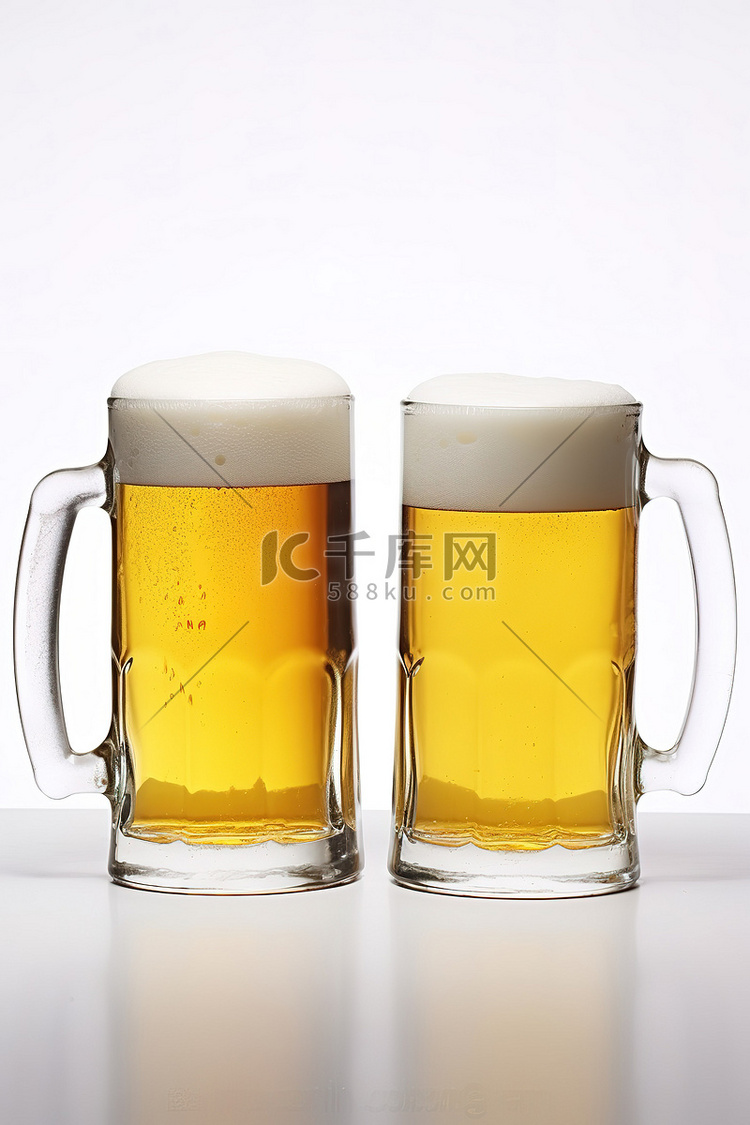 两个杯子，里面有一杯老啤酒