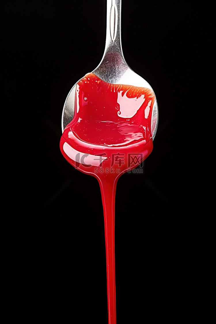 装满红色液体的勺子
