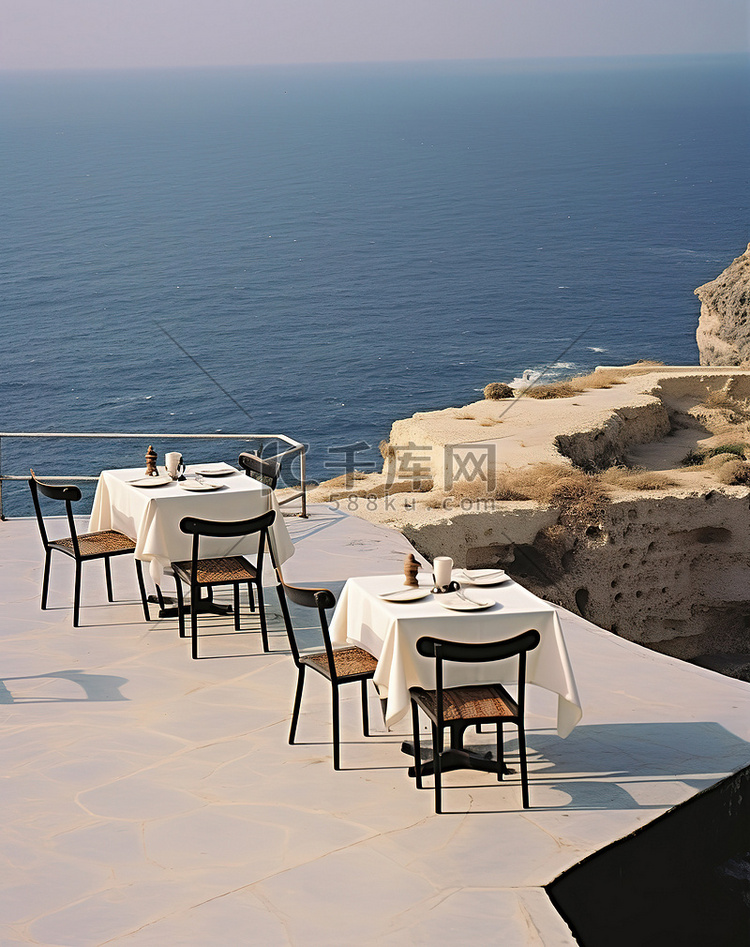 餐桌和椅子位于悬崖边缘，俯瞰大