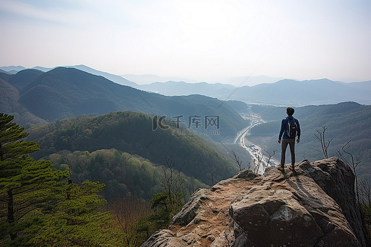 一个人走在悬崖边观察山谷