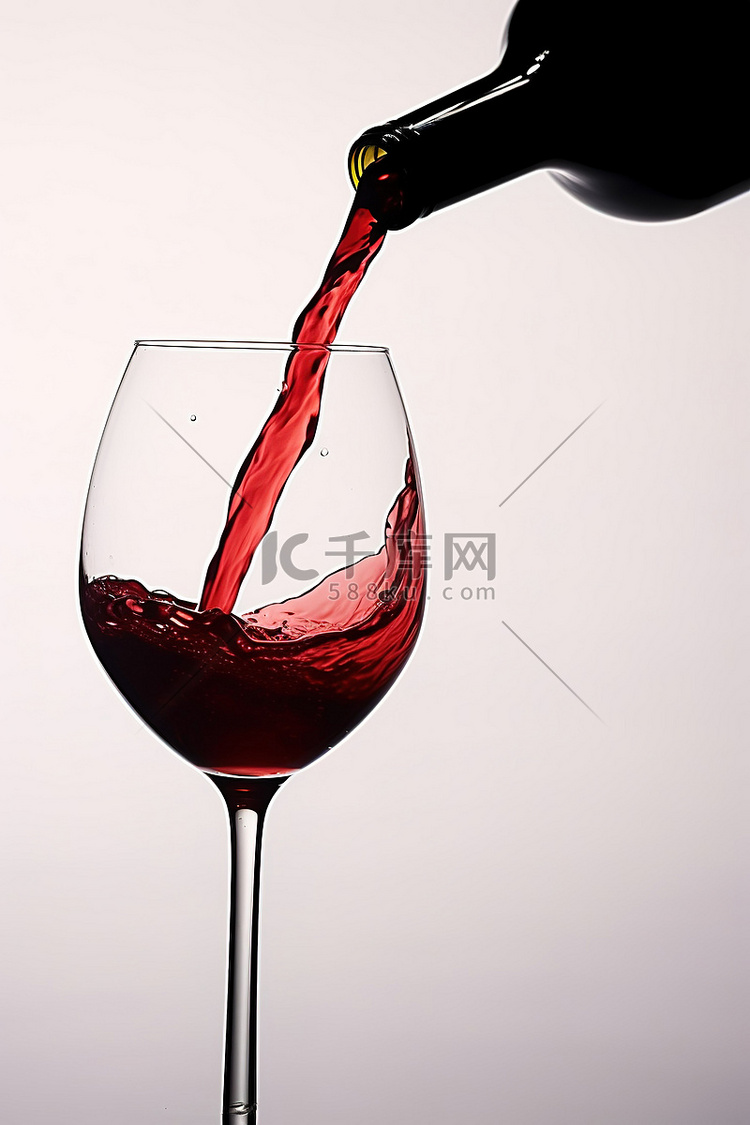 红酒被倒入一杯红酒中