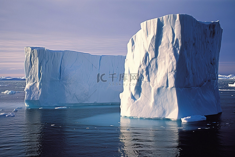 漂浮在海洋水面上的两座大冰山
