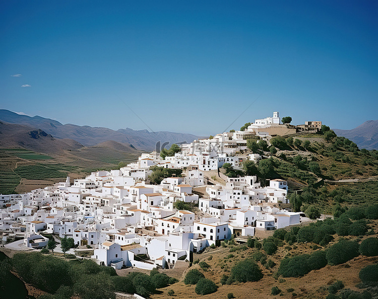一个白色的村庄位于群山之中的山