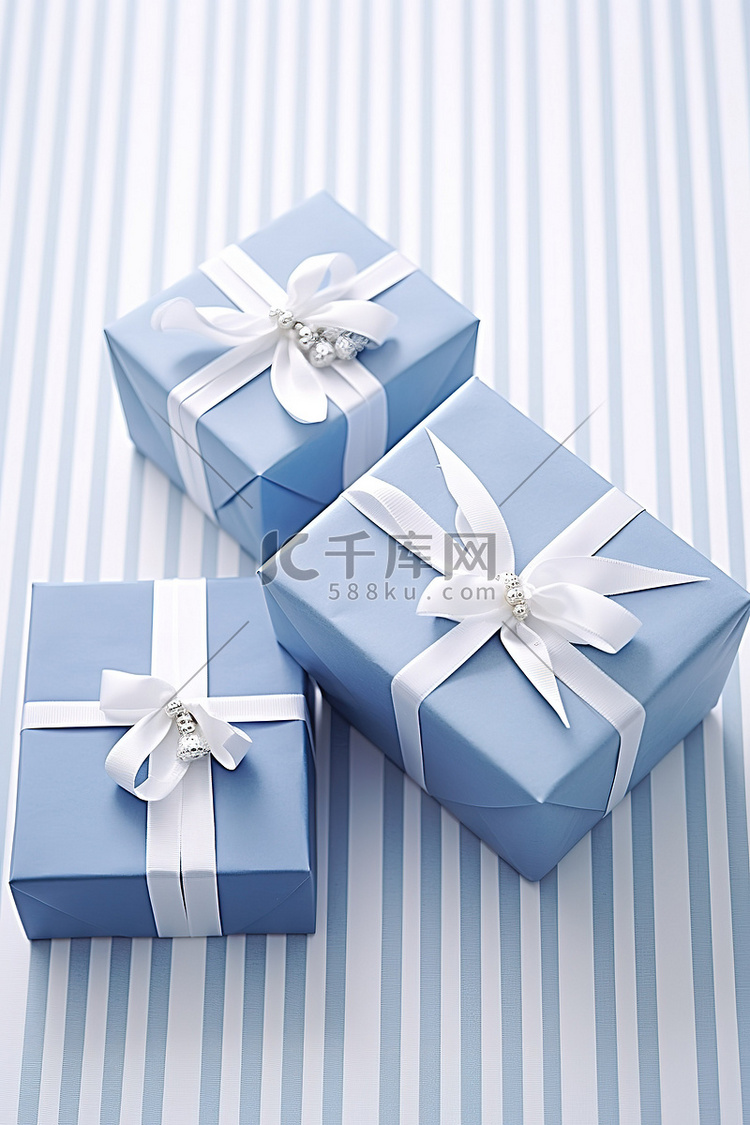 条纹顶部有四个白色和蓝色礼品盒