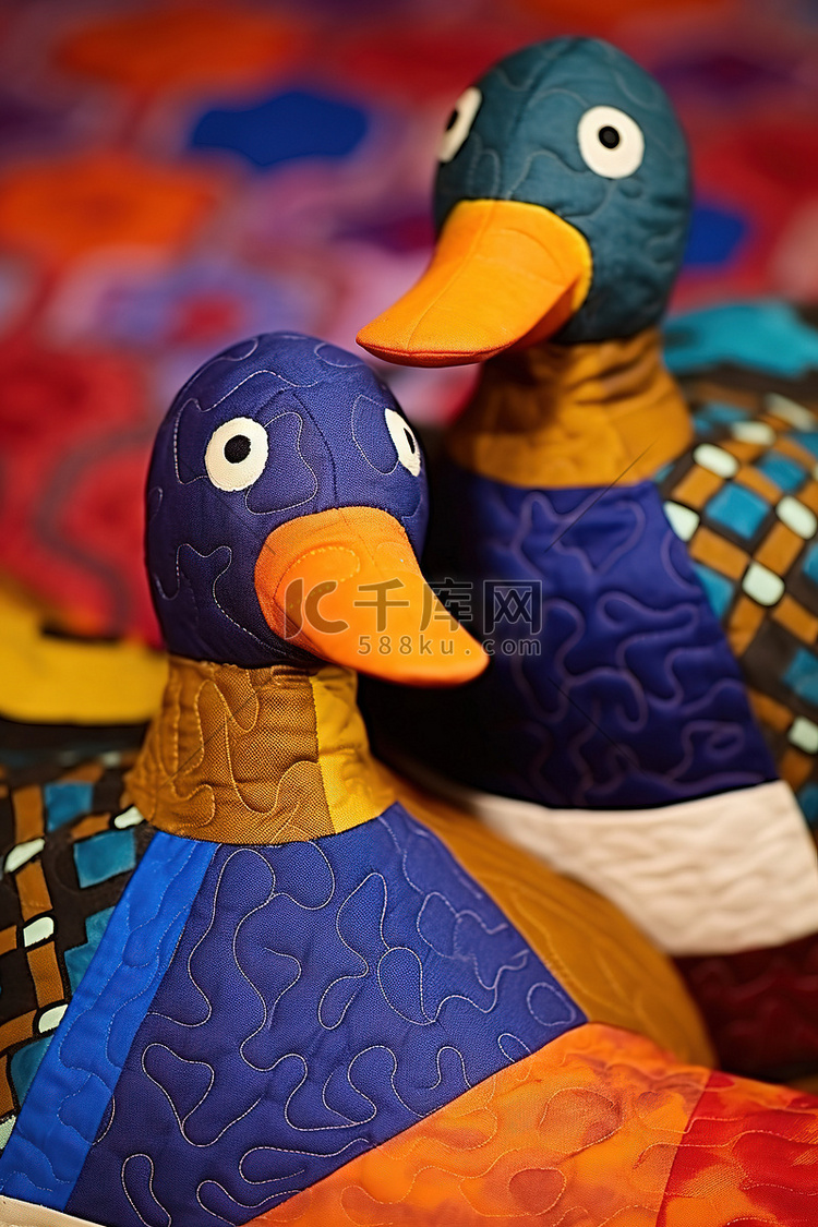 两只鸭子坐在彩色拼布被子上