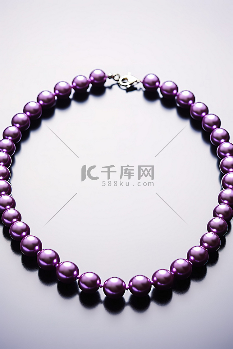 紫色珍珠项链的图像