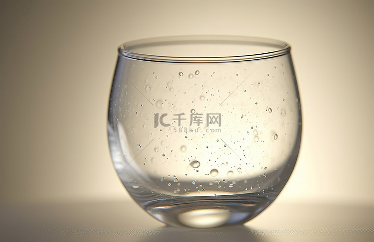 玻璃杯中的小水滴