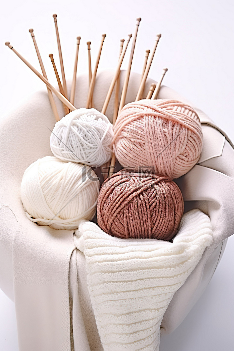 白色的毛衣针织羊毛和织针