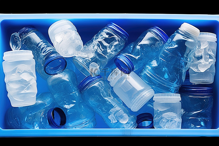 有许多塑料瓶的蓝色容器