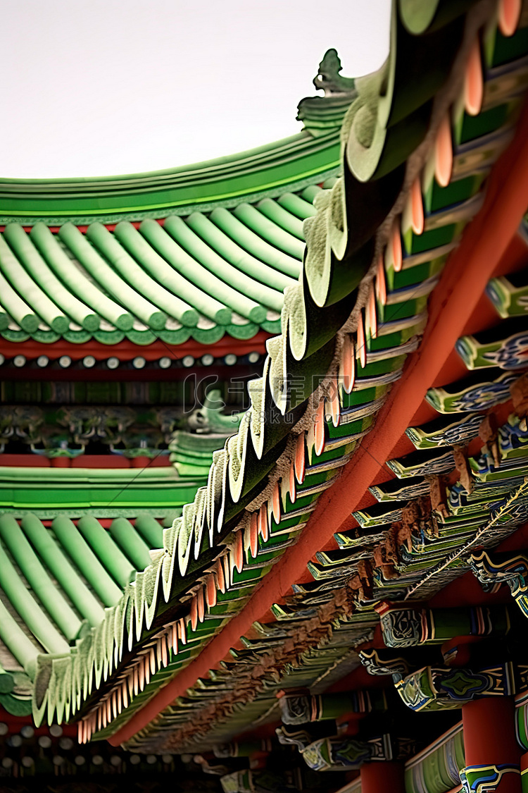 色彩缤纷的瓷砖屋顶的亚洲文化