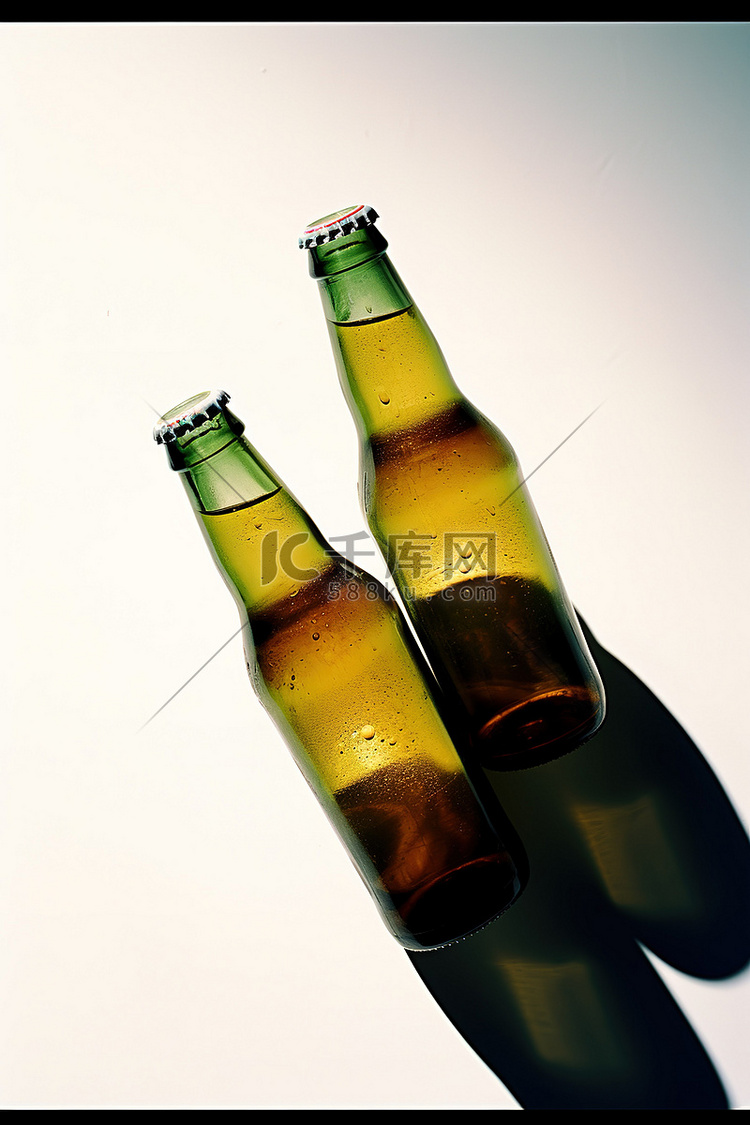 两个啤酒瓶放在白色表面的玻璃杯