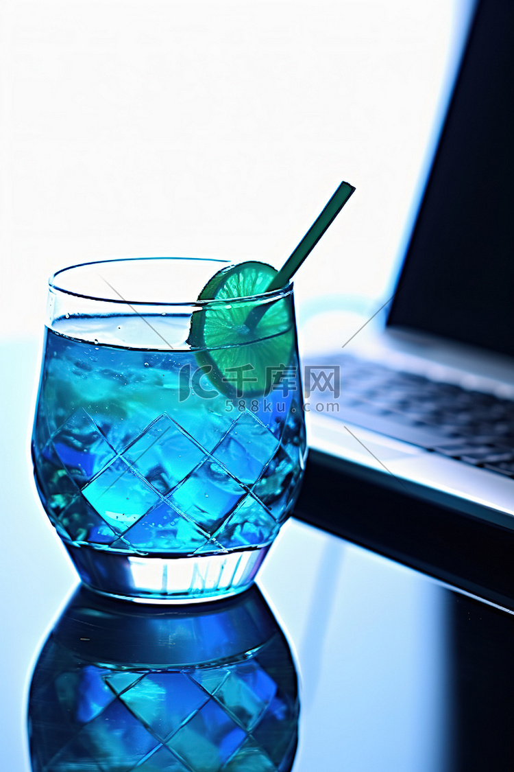 一杯蓝色饮料坐在打开的笔记本电