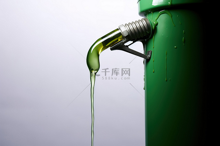 绿色燃油泵，液体从软管中滴出