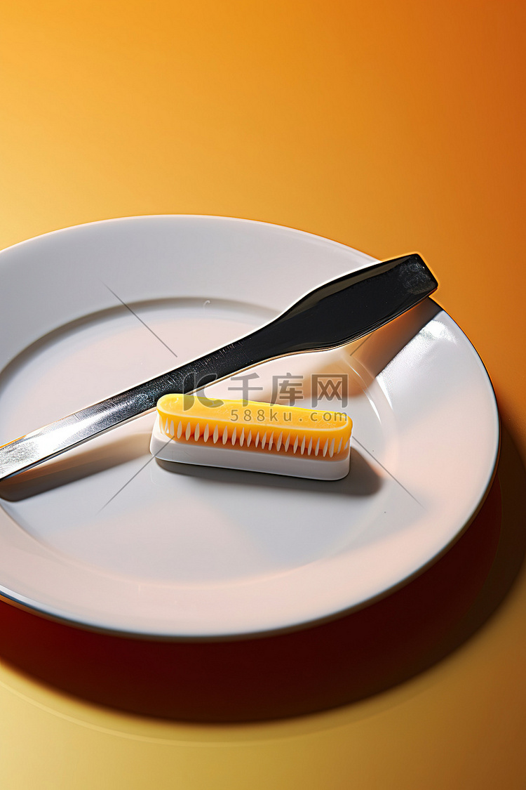 剃须刀和牙刷放在盘子上，上面放