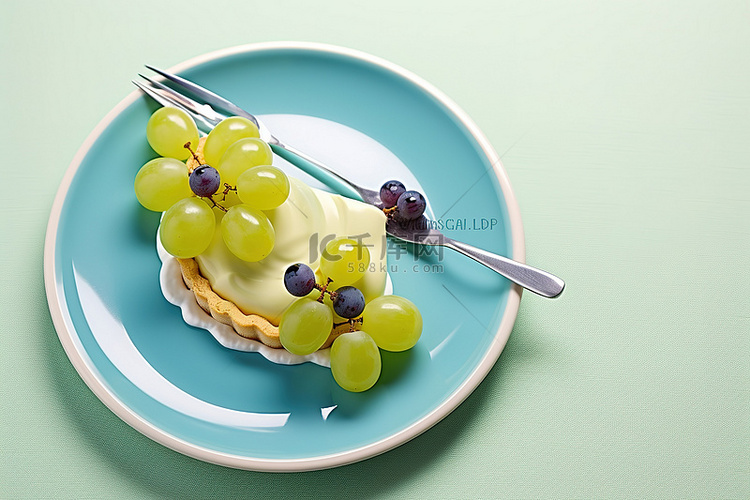 一盘蓝色和黄色的葡萄甜点