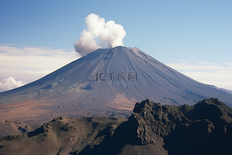 空中拍摄的一座大火山，云层和岩