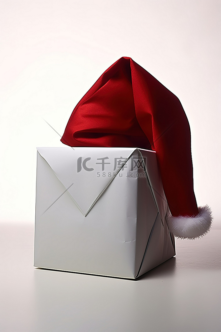 圣诞老人帽子放在包裹上