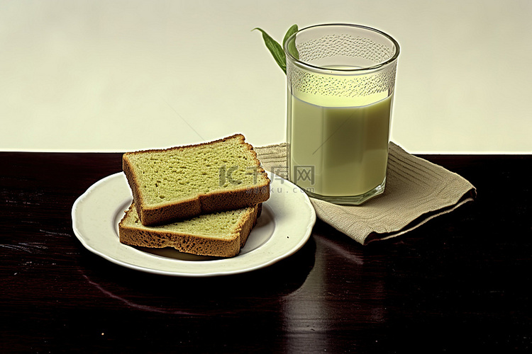 绿茶面包片和一杯牛奶