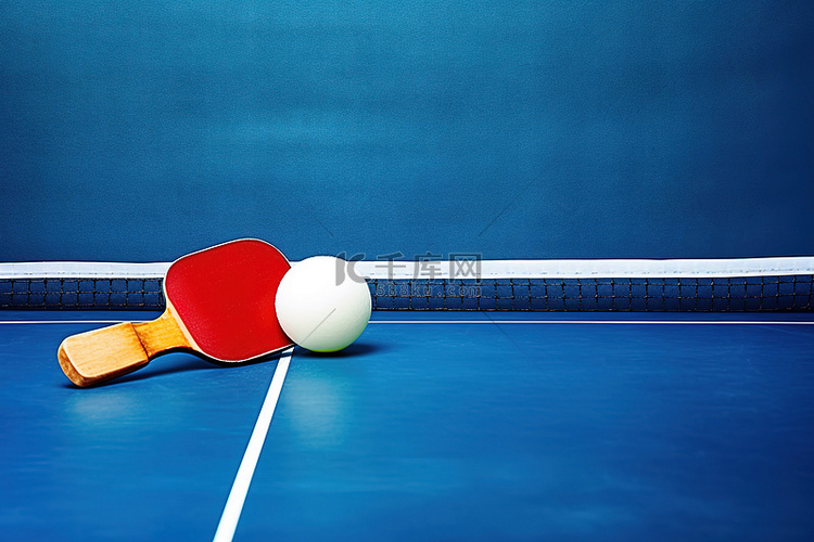 蓝色表面上的乒乓球网和球