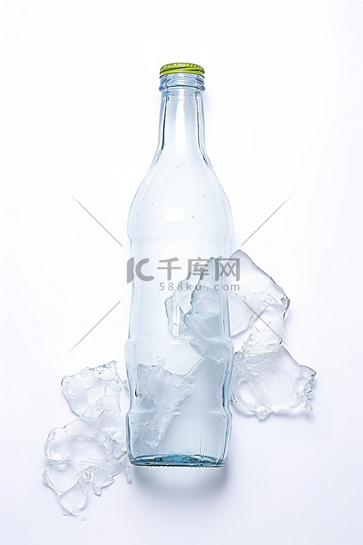 白色表面上的透明塑料瓶和冰碎片