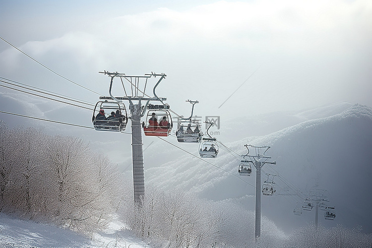 中国北方的滑雪缆车，冬天里有人