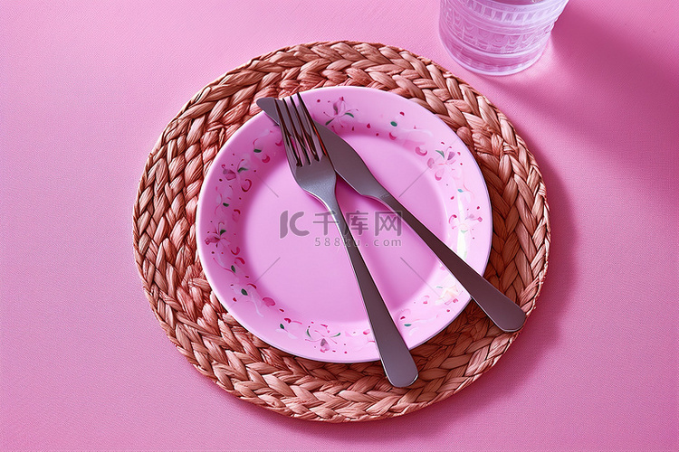 粉色编织盘，配有叉子和刀子