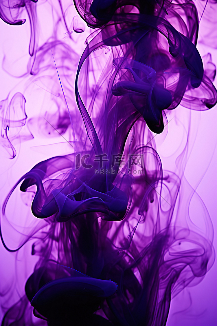 紫色和黑色的烟雾从喷嘴中流出