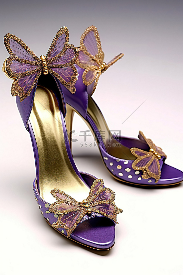 一双带有蝴蝶饰物的紫罗兰色和金