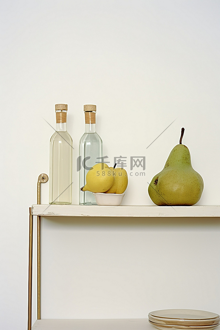 白色木架子上放着一瓶水果和成熟
