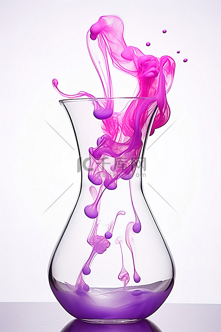 花瓶里的紫色墨水滴
